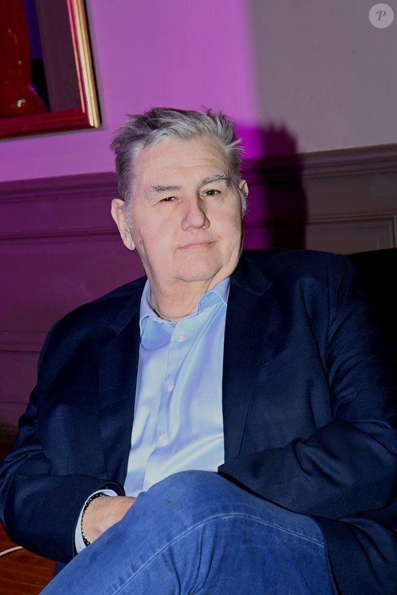 Exclusif - Pierre Ménès lors de la soirée de gala d'exception pour les 10 ans de l'association "Les Rois du monde" (LRDM) à la salle Wagram à Paris le 14 mars 2022. Les Rois du Monde est une association loi 1901, créée en 2012, elle oeuvre pour les enfants nécessiteux, orphelins et hospitalisés de manière financière, matérielle, culturelle et distrayante. © Rachid Bellak / Bestimage
