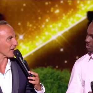 Marlène Schaff l’a néanmoins qualifié de "diamant brut" et a souligné sa connexion immédiate avec l’émotion, le plaçant comme un candidat à suivre de près.

Capture d'écran de la "Star Academy 2025" lors du premier prime le 18 octobre 2025 sur TF1