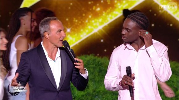 Marlène Schaff l’a néanmoins qualifié de "diamant brut" et a souligné sa connexion immédiate avec l’émotion, le plaçant comme un candidat à suivre de près.

Capture d'écran de la "Star Academy 2025" lors du premier prime le 18 octobre 2025 sur TF1