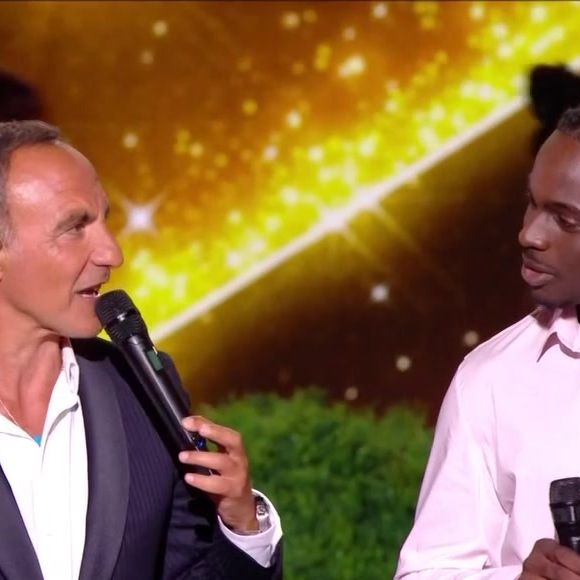 Marlène Schaff l’a néanmoins qualifié de "diamant brut" et a souligné sa connexion immédiate avec l’émotion, le plaçant comme un candidat à suivre de près.

Capture d'écran de la "Star Academy 2025" lors du premier prime le 18 octobre 2025 sur TF1