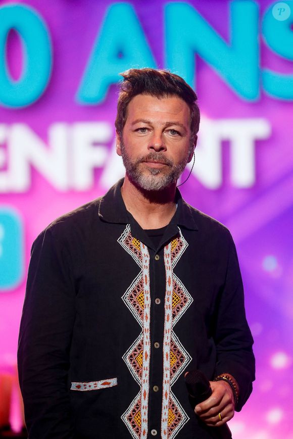 Il rappelle que ce rôle avait bouleversé sa vie en 2005, l’aidant à traverser une période difficile, ce qui rend cette redécouverte encore plus émouvante pour lui.

Christophe Maé - Enregistrement de l'émission "Ce soir on chante pour les 100 ans des droits de l'enfant, avec l'Unicef", présentée par E.Gossuin et J.Anthony et diffusée le 12 mars sur W9
© Christophe Clovis / Bestimage