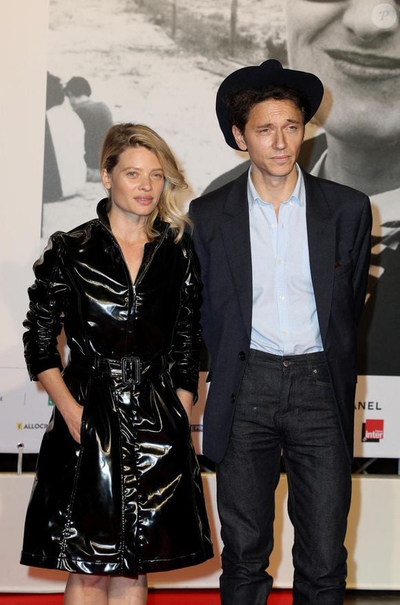 Les vacances du couple d'artistes ont pris fin étant donné qu'ils sont récemment rentrés à Paris

Mélanie Thierry et son compagnon le chanteur Raphael - Cérémonie d'ouverture du Festival Lumière 2021 à Lyon le 9 octobre 2021.
© Dominique Jacovides / Bestimage