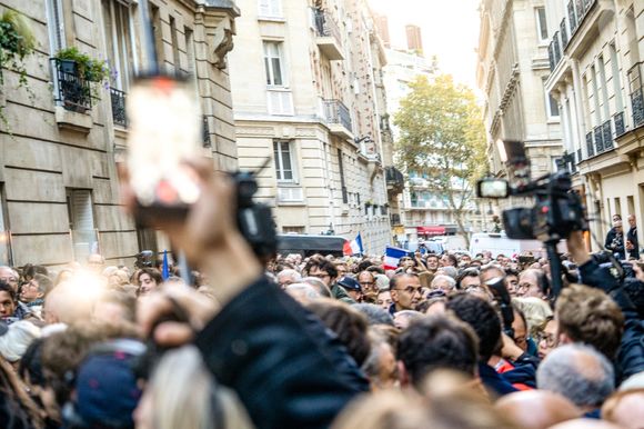 Atmosphère autour du domicile de Nicolas Sarkozy avant d'être incarcéré à la prison de La Santé à Paris, France, le 21 octobre 2025. 

© Charles Cohen-Boyer/Bestimage