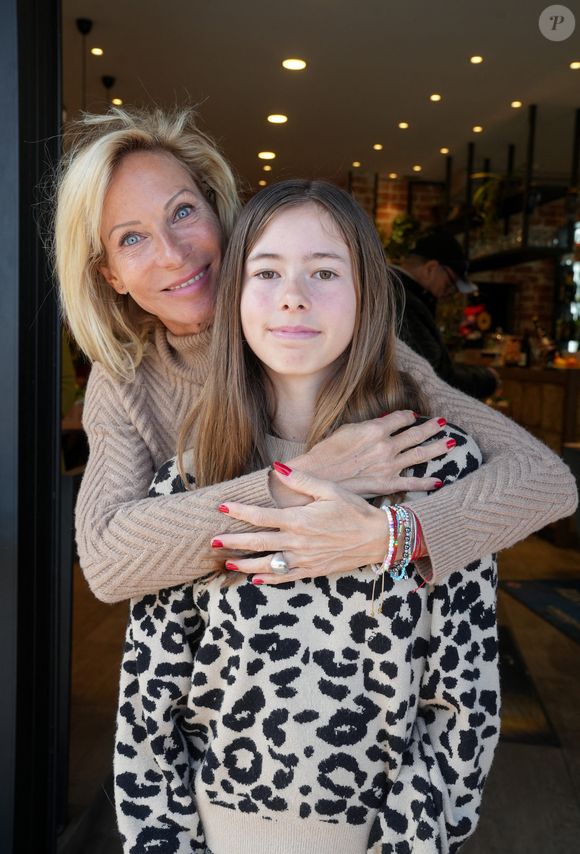 Elle évoque notamment son rôle de maman solo auprès de sa fille Éléa, âgée de 12 ans.

Rebecca Hampton et sa fille Eléa - 4ème édition du Festival séries télé films théâtre "Festi'Aubagne" à Aubagne le 28 mars 2026. © Anne-Sophie Guebey/Bestimage