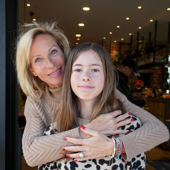 Elle évoque notamment son rôle de maman solo auprès de sa fille Éléa, âgée de 12 ans.

Rebecca Hampton et sa fille Eléa - 4ème édition du Festival séries télé films théâtre "Festi'Aubagne" à Aubagne le 28 mars 2026. © Anne-Sophie Guebey/Bestimage
