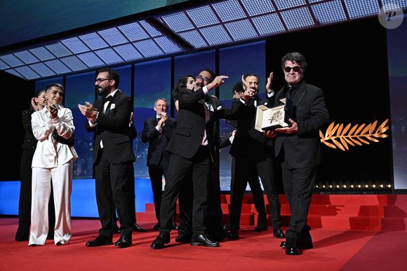 Le réalisateur, scénariste et producteur iranien Jafar Panahi célèbre sur scène après avoir remporté la Palme d'Or pour le film "Un simple accident" lors de la cérémonie de clôture de la 78e édition du Festival de Cannes à Cannes, France, le 24 mai 2025. Photo de David Niviere/ABACAPRESS.COM