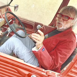 Pierre Richard dans sa Méhari rouge,  lors d'une séance de dédicace à la médiathèque de Gruissan, le 14 août 2017 à l'occasion de la journée "Mon Cinoch sous les Etoiles" spéciale Carte Blanche à Pierre Richard. Il a présenté son ouvrage "Je sais rien mais je dirai tout". © Fabien Faure/Bestimage