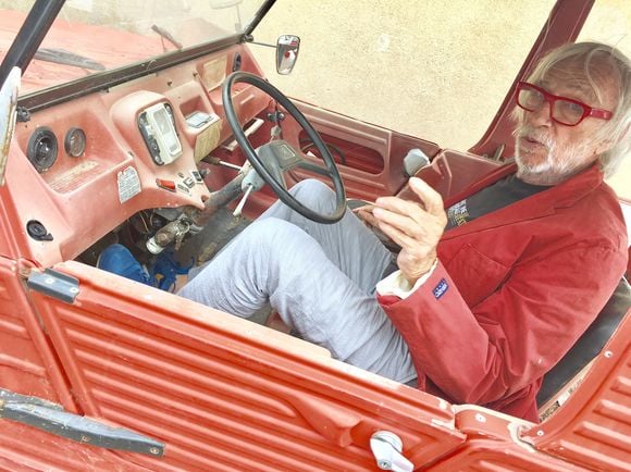 Pierre Richard dans sa Méhari rouge, lors d'une séance de dédicace à la médiathèque de Gruissan, le 14 août 2017 à l'occasion de la journée "Mon Cinoch sous les Etoiles" spéciale Carte Blanche à Pierre Richard. Il a présenté son ouvrage "Je sais rien mais je dirai tout". © Fabien Faure/Bestimage