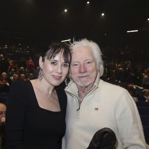 Hugues Aufray, fidèle ami d’Enrico Macias, était lui aussi présent au concert, accompagné de son épouse Muriel, de 45 ans sa cadette. 

Hugues Aufray avec sa femme Muriel Mégevand au concert d’Enrico Macias pour sa tournée La Fête Continue ! dans la salle de spectacle Le Dôme de Paris - Palais des Sports à Paris, France, le 15 mars 2025. © Jack Tribeca/Bestimage