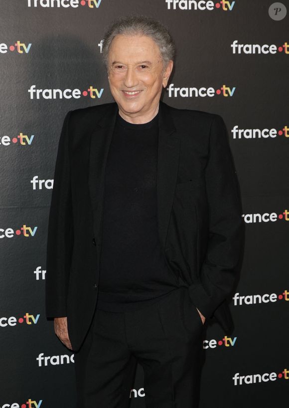 Michel Drucker au photocall de la conférence de presse de rentrée de France Télévisions à Paris, France, le 4 septembre 2024. © Coadic Guirec/Bestimage