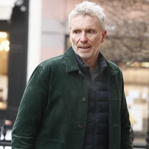 Denis Brogniart lors des obsèques de Jean-Luc Petitrenaud dans l'église Saint-Pierre-du-Gros-Caillou à Paris, le 17 janvier 2025.
© Christophe Clovis/Bestimage