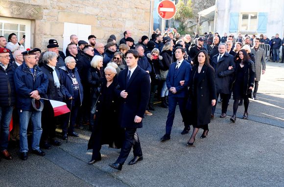 Jany et Pierrette ont gravi non loin l'une de l'autre les 200 mètres qui séparent la maison des Le Pen à la Trinité-sur-Mer et l'église où étaient attendus 200 invités. 

Pierrette Le Pen et son petit-fils, Jany Le Pen et les autres membres du clan Le Pen - Arrivées des membres de la famille Le Pen aux obsèques de Jean-Marie Le Pen en l'église Saint-Joseph à la Trinité-sur-Mer  le 11 juillet 2025. © Dominique Jacovides / Guillaume Collet / Bestimage