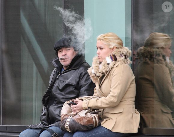 L'entraîneur de football argentin Diego Maradona et sa femme Claudia Villafane attendent à l'extérieur d'un hôtel de Manchester, à Manchester, au Royaume-Uni, le 18 mars 2010. Photo PA Photos/ABACAPRESS.COM
