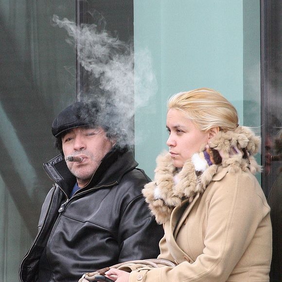 L'entraîneur de football argentin Diego Maradona et sa femme Claudia Villafane attendent à l'extérieur d'un hôtel de Manchester, à Manchester, au Royaume-Uni, le 18 mars 2010. Photo PA Photos/ABACAPRESS.COM