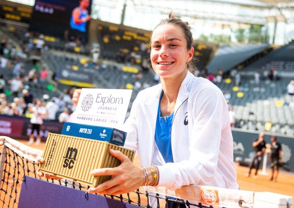 Une victoire qui fait d’elle la première Française titrée sur le circuit WTA depuis trois ans...



Lois Boisson sourit après sa victoire avec le prix. Photo : Daniel Bockwoldt/DPA/ABACAPRESS.COM