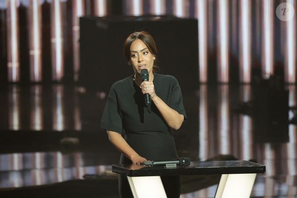 "Il a pimenté [ma vie], il a mis de la fête, du voyage, mais aussi quelques problèmes", a expliqué Amel Bent à Shera. "C'était trop cool jusqu'à 'Toc, toc toc, c'est la police'." Mais elle assure que son compagnon lui a "demandé pardon". "J'ai pardonné, mais à une condition (…) On venait d'avoir notre fille, il faut qu'on soit meilleurs, ne serait-ce que pour elle." 

Amel Bent - Cérémonie de la 40ème édition des Victoires de la Musique à la Seine Musicale à Boulogne-Billancourt, France, le 14 février 2025. © Coadic Guirec/Bestimage