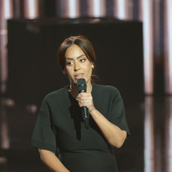 "Il a pimenté [ma vie], il a mis de la fête, du voyage, mais aussi quelques problèmes", a expliqué Amel Bent à Shera. "C'était trop cool jusqu'à 'Toc, toc toc, c'est la police'." Mais elle assure que son compagnon lui a "demandé pardon". "J'ai pardonné, mais à une condition (…) On venait d'avoir notre fille, il faut qu'on soit meilleurs, ne serait-ce que pour elle." 

Amel Bent - Cérémonie de la 40ème édition des Victoires de la Musique à la Seine Musicale à Boulogne-Billancourt, France, le 14 février 2025. © Coadic Guirec/Bestimage