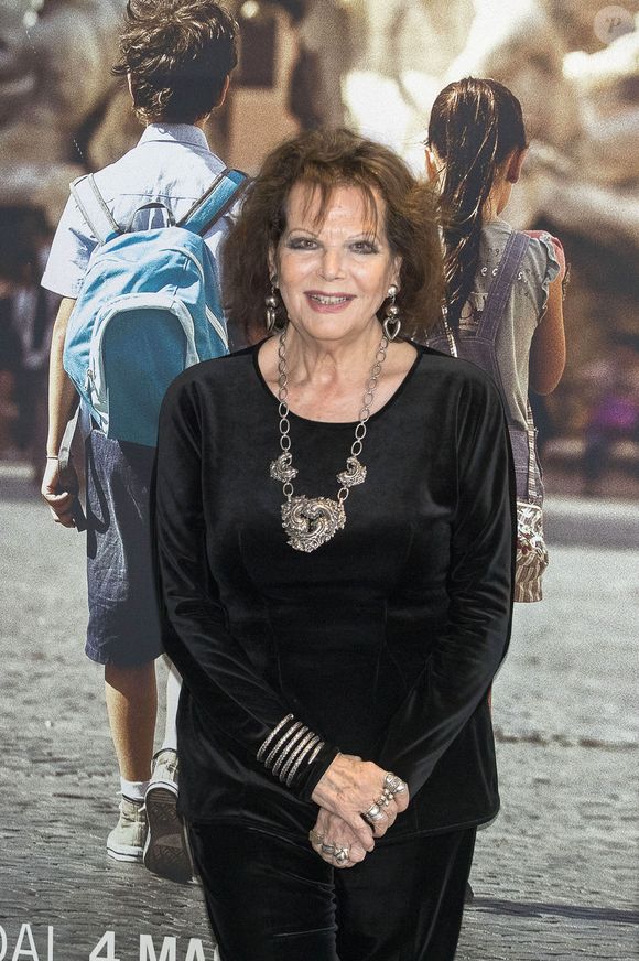 Et pourtant, Claudia Cardinale séduira les cinéphiles à l'international en devenant l'une des vedettes de nombreux classiques du 7ème art italien... Alors qu'à ses débuts, elle ne parlait pas la langue natale de ses géniteurs. 

Claudia Cardinale - Photocall du film "Una gita a Roma" au cinéma Adriano à Rome. Le 18 avril 2017 © Future-Image / Zuma Press / Bestimage