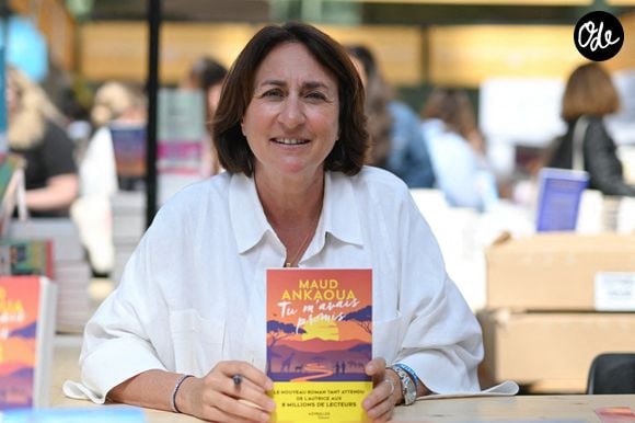 Mais la romancière a appris que la chute fait partie du chemin. Elle est à présent une aide pour beaucoup et s'engage à publier des mots sortis de son coeur, garantis sans IA ! 

Maud Ankaoua au salon du livre de Paris au Grand Palais à Paris, le 19 avril 2026. Photo de Lionel Urman/Abaca