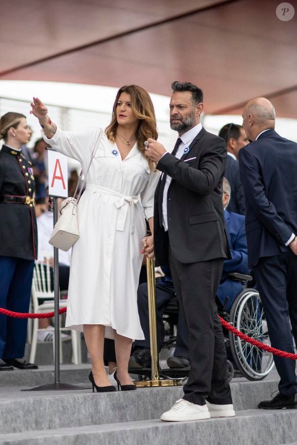 Le couple vit un quotidien de nuits blanches avec un nouveau-né qui demande beaucoup d'attention. 

Matthias Savignac et Marlene Schiappa lors du défilé militaire du Jour de la Bastille sur l'avenue des Champs-Élysées à Paris le 14 juillet 2023.   Photo par Eliot Blondet/ABACAPRESS.COM