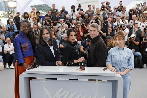 Angèle Diabang, Khaled Mouzanar, Leïla Bekhti (présidente du jury), Thomas Cailley et Laura Samani au photocall du jury Un Certain Regard lors du 79ème Festival International du Film de Cannes, France, le 13 mai 2026. © Jacovides-Moreau/Bestimage