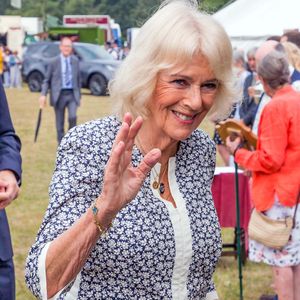 En fait, la reine consort vient officiellement d'entamer ses traditionnelles vacances d'été annuelles

Camilla Parker Bowles, reine consort d'Angleterre au Sandringham Flower Show 2025 dans le Norfolk au Royaume-Uni.
©Alpha Press