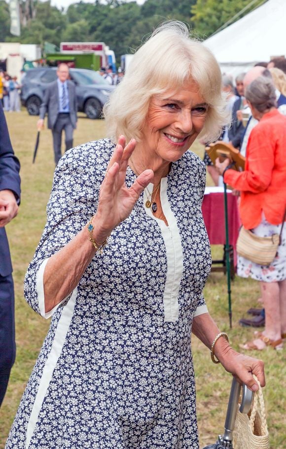 En fait, la reine consort vient officiellement d'entamer ses traditionnelles vacances d'été annuelles

Camilla Parker Bowles, reine consort d'Angleterre au Sandringham Flower Show 2025 dans le Norfolk au Royaume-Uni.
©Alpha Press