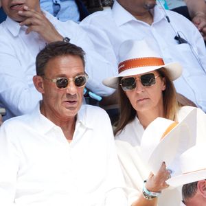 Julien Courbet et sa femme Catherine en tribunes lors des Internationaux de France de tennis de Roland Garros 2023, à Paris, France, le 6 juin 2023. © Jacovides-Moreau/Bestimage