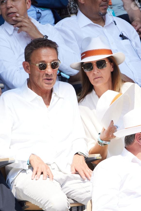 Julien Courbet et sa femme Catherine en tribunes lors des Internationaux de France de tennis de Roland Garros 2023, à Paris, France, le 6 juin 2023. © Jacovides-Moreau/Bestimage