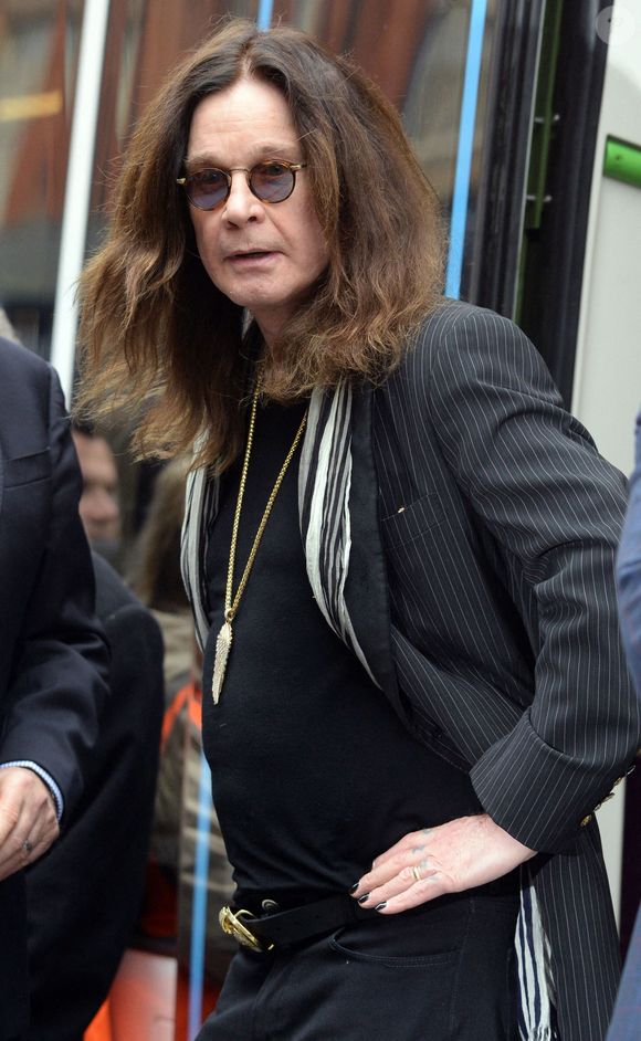 Photo d'archives du 26/05/16 du leader de Black Sabbath, Ozzy Osbourne, lors du lancement d'un tramway Midland Metro portant son nom, sur une ligne nouvellement ouverte dans le centre ville de Birmingham, alors que le leader de Black Sabbath est décédé à l'âge de 76 ans. Date d'édition : mardi 22 juillet 2025. ... Décès d'Ozzy Osbourne ... 22-07-2025 ... Birmingham ... UK ... Le crédit photo doit être lu comme suit : PA/PA Wire. Numéro de référence unique : 81066816 ... Le crédit photo doit être lu comme suit : PA Wire.