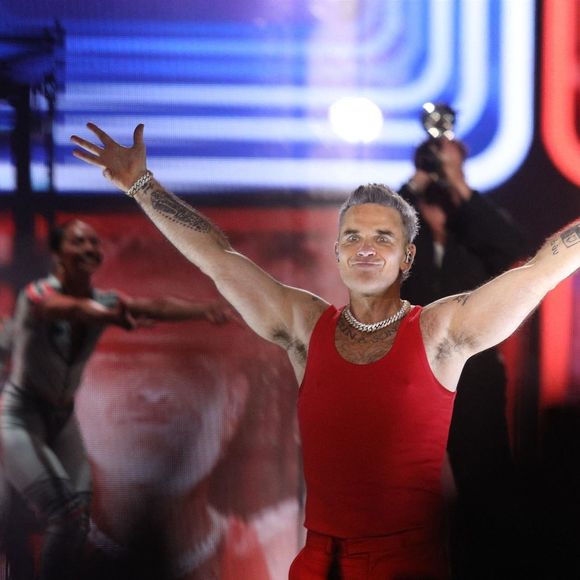 Robbie Williams a fait un nouveau pas vers la médiatisation des troubles mentaux, en indiquant publiquement qu'il souffrait du syndrome de Gilles de la Tourette, dans le podcast "I’m ADHD ! No you’re not" ("Je suis TDAH ! Non, tu ne l'es pas").

Robbie Williams a illuminé la scène à Athènes avec une performance live spectaculaire Panathenaic Stadium, le 2 octobre 2025. Backgrid UK/ Bestimage