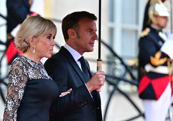 Le président Emmanuel Macron et sa femme Brigitte Macron - Arrivées des personnalités au dîner d’État en l’honneur du président brésilien et de sa femme au palais présidentiel de l’Élysée à Paris le 5 juin 2025.

© Christian Liewig / Bestimage