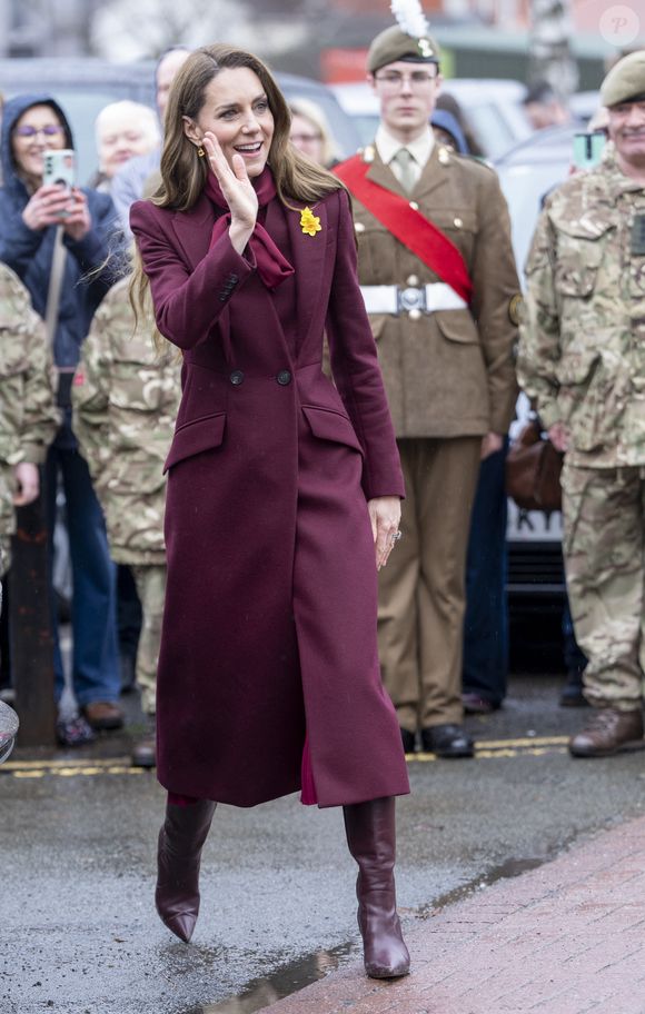Kate Middleton a salué des enfants et des Britanniques ravis de voir le couple royal.

Le Prince William, le Prince de Galles, et Catherine, la Princesse de Galles, visitent Powys, à l'occasion de la fête de la Saint Davids. Photo par GOFF  / BESTIMAGE