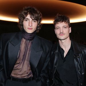 Après Niels, César du Meilleur espoir en 2017, et Aliocha, acclamé dans "Salade grecque" et "Tout va bien", c’est désormais Vassili qui brille sous les projecteurs...



Vassili Schneider et Niels Schneider assistent au défilé Saint Laurent Womenswear Automne/Hiver 2024-2025 dans le cadre de la semaine de la mode à Paris le 27 février 2024 à Paris, France. Photo by Jerome Dominé/ABACAPRESS.COM