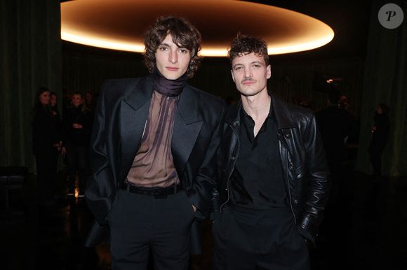 Après Niels, César du Meilleur espoir en 2017, et Aliocha, acclamé dans "Salade grecque" et "Tout va bien", c’est désormais Vassili qui brille sous les projecteurs...



Vassili Schneider et Niels Schneider assistent au défilé Saint Laurent Womenswear Automne/Hiver 2024-2025 dans le cadre de la semaine de la mode à Paris le 27 février 2024 à Paris, France. Photo by Jerome Dominé/ABACAPRESS.COM