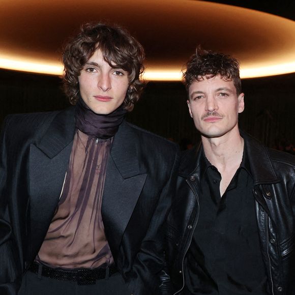 Après Niels, César du Meilleur espoir en 2017, et Aliocha, acclamé dans "Salade grecque" et "Tout va bien", c’est désormais Vassili qui brille sous les projecteurs...



Vassili Schneider et Niels Schneider assistent au défilé Saint Laurent Womenswear Automne/Hiver 2024-2025 dans le cadre de la semaine de la mode à Paris le 27 février 2024 à Paris, France. Photo by Jerome Dominé/ABACAPRESS.COM