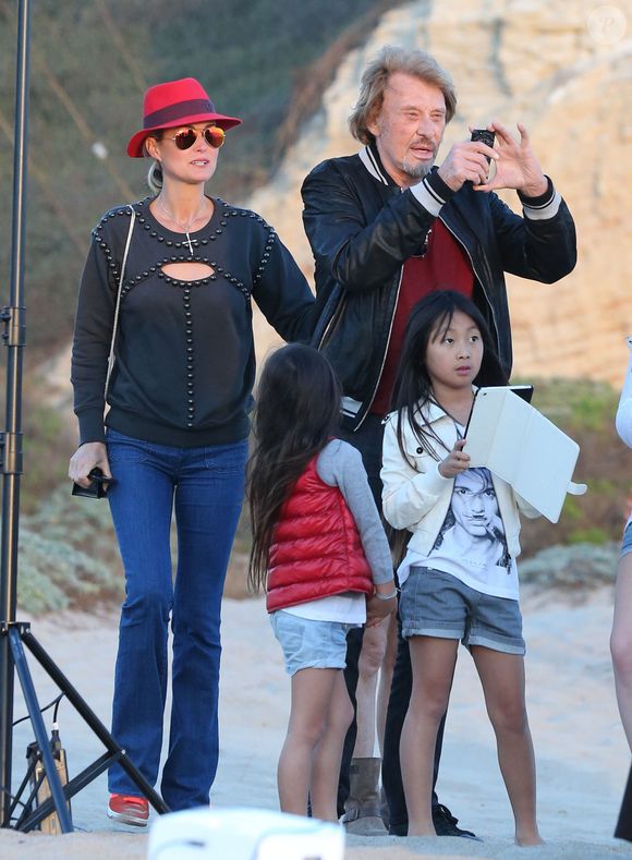 Johnny Hallyday, sa femme Laeticia et leurs filles Jade et Joy jouent les paparazzis pour un mariage - Johnny Hallyday en famille sur la plage a Malibu, le 9 novembre 2013.  © FAMEFLYNET / BESTIMAGE