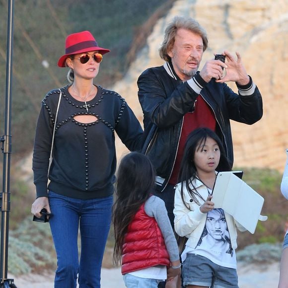Johnny Hallyday, sa femme Laeticia et leurs filles Jade et Joy jouent les paparazzis pour un mariage - Johnny Hallyday en famille sur la plage a Malibu, le 9 novembre 2013.  © FAMEFLYNET / BESTIMAGE