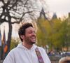 Un habitat isolé, fait de bois et d'un toit végétalisé, que l'artiste a intégralement conçu seul, et qui lui a valu plus de 9 mois de sueur...

Le chanteur Vianney a improvisé un concert sur le parvis de Notre-Dame de Paris le 8 avril 2025. Crédit Jack Bussat / Bestimage