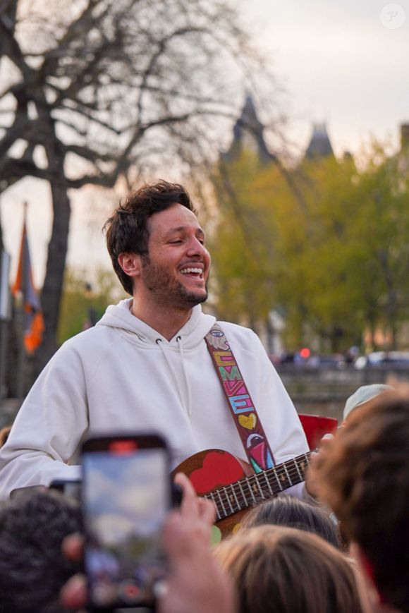 Un habitat isolé, fait de bois et d'un toit végétalisé, que l'artiste a intégralement conçu seul, et qui lui a valu plus de 9 mois de sueur...

Le chanteur Vianney a improvisé un concert sur le parvis de Notre-Dame de Paris le 8 avril 2025. Crédit Jack Bussat / Bestimage
