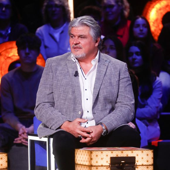 David Douillet, qui fait partie des personnalités invitées dans "La boîte à secrets" ce vendredi soir sur "France 3", est pour rappel le père de cinq enfants. 

Exclusif - David Douillet - Enregistrement de l'émission "La Boîte à secrets", au Studio du Lendit.
© Christophe Clovis / Bestimage