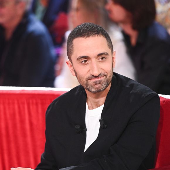 Ce petit défi, réalisable à domicile avec une simple chaise, se base sur la force, l'équilibre et la coordination.

Exclusif - Jimmy Mohamed - Enregistrement de l'émission Vivement dimanche au studio Rive Gauche, présentée par M.Drucker, diffusée le 07 septembre 2025 sur France 3.  © Guillaume Gaffiot / Bestimage