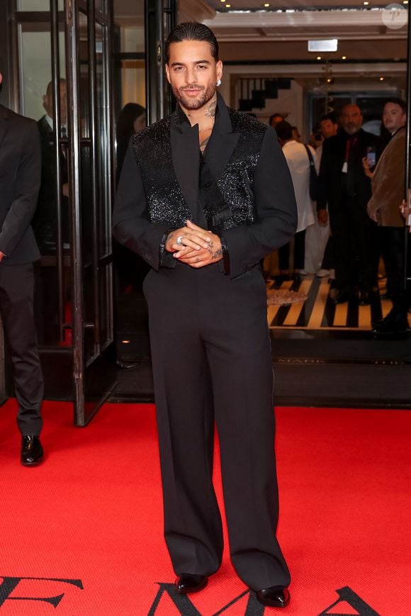 Très présent dans l’univers de la mode et du luxe, le chanteur colombien accorde aussi une attention particulière au skincare et au bien-être.

Maluma quitte le Mark Hotel avant le Met Gala 2026 à New York.

Backgrid USA / Bestimage