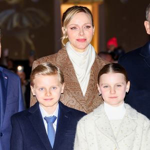 Le prince Albert II de Monaco, la princesse Charlene et leurs enfants la princesse Gabriella et le prince héréditaire Jacques lancent les illuminations de Noël en Principauté, depuis la place du Casino à Monaco, le 29 novembre 2025. La famille princière est accompagnée par Stéphane Valéri, le président délégué de la Société des Bains de Mer de Monaco, et le ministre d'Etat de la Principauté, Christophe Mirmand.

© Claudia Albuquerque/Bestimage