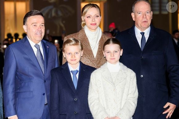Le prince Albert II de Monaco, la princesse Charlene et leurs enfants la princesse Gabriella et le prince héréditaire Jacques lancent les illuminations de Noël en Principauté, depuis la place du Casino à Monaco, le 29 novembre 2025. La famille princière est accompagnée par Stéphane Valéri, le président délégué de la Société des Bains de Mer de Monaco, et le ministre d'Etat de la Principauté, Christophe Mirmand.

© Claudia Albuquerque/Bestimage