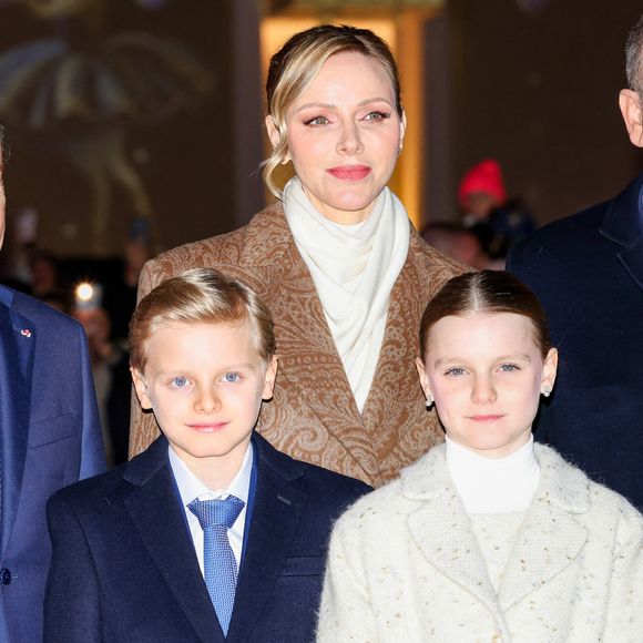 Le prince Albert II de Monaco, la princesse Charlene et leurs enfants la princesse Gabriella et le prince héréditaire Jacques lancent les illuminations de Noël en Principauté, depuis la place du Casino à Monaco, le 29 novembre 2025. La famille princière est accompagnée par Stéphane Valéri, le président délégué de la Société des Bains de Mer de Monaco, et le ministre d'Etat de la Principauté, Christophe Mirmand.

© Claudia Albuquerque/Bestimage