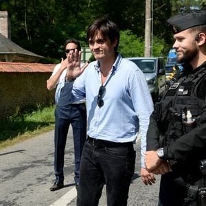 Anthony Delon et son demi-frère Alain-Fabien découvrent les hommages devant les grilles de la propriété de Douchy, quelques heures avant les obsèques de leur père, A.Delon, le 24 août 2024. © Agence / Bestimage