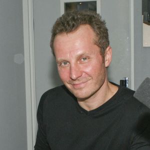 Il s’agit de Sinclair, ancien juré de la Nouvelle Star.

Sinclair - Paris, le 6 novembre 2013
JLPPA / Bestimage