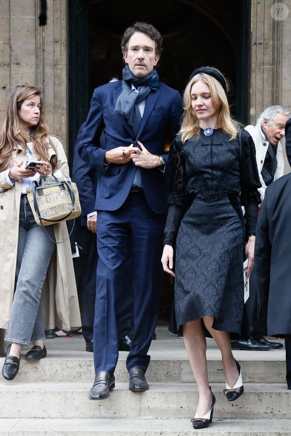 Antoine Arnault était d'ailleurs lui aussi présent

Exclusif - Antoine Arnault et sa femme Natalia Vodianova à la sortie de la messe hommage à Doris Brynner dans l'église Saint-Philippe-du-Roule à Paris le 4 juin 2025.

© Christophe Clovis / Bestimage