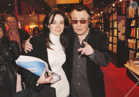Leur fille Guenaëlle, avocate à Paris, a préféré ne pas annoncer le décès de sa mère à son père

Alain Barriere et sa fille Guénaëlle posent au Salon du livre de Paris. Le 17 mars 2006. @Bruno Klein/ABACAPRESS.COM